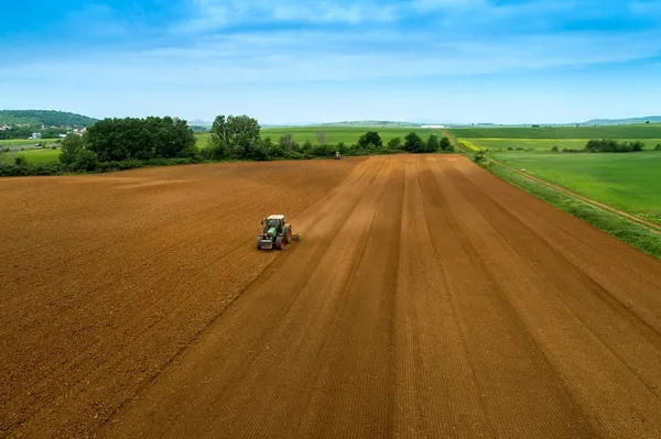Аэросъемка фермера с трактором на сельскохозяйственном поле — стоковое фото