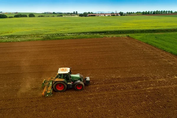 Letecký snímek farmář s traktorem na pole zemědělské — Stock fotografie