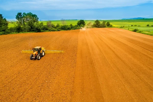 農業分野のトラクターと農家の空中ショット — ストック写真