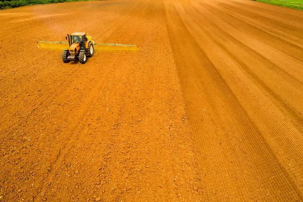 Antenn skott av bonden med en traktor på jordbruksområdet — Stockfoto