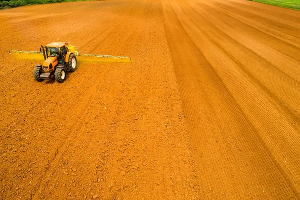 Aerial shot of  Farmer with a tractor on the agricultural field — Stock Photo, Image