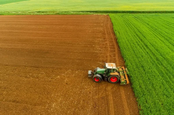 Vue aérienne du fermier avec un tracteur sur le champ agricole — Photo