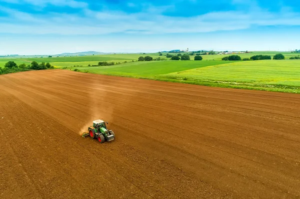 Aerial shot of  Farmer with a tractor on the agricultural field — Stock Photo, Image
