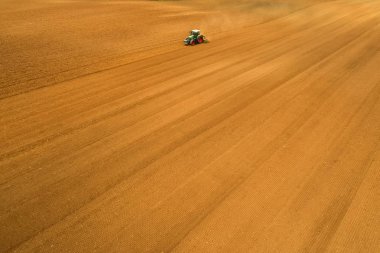 Çiftçi hava atış ile tarım alanında bir traktör 