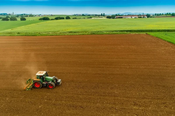 Vue aérienne du fermier avec un tracteur sur le champ agricole — Photo