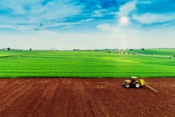 Vue aérienne du fermier avec un tracteur sur le champ agricole — Photo