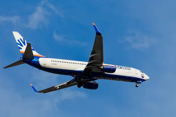 Vliegtuig van de luchtvaartmaatschappij Sunexpress opstijgt in Griekenland. — Stockfoto