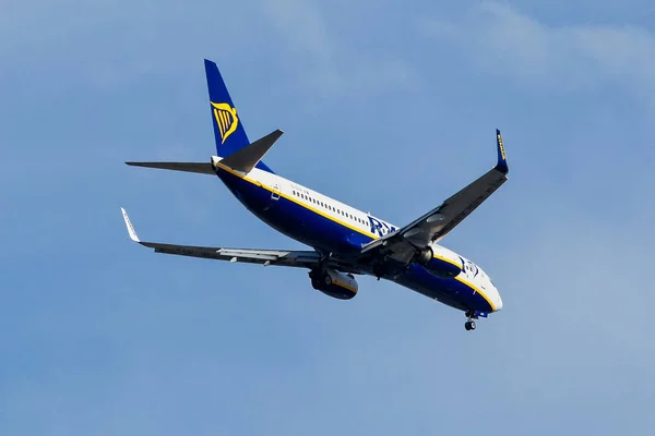 Plane from the airline Ryanair takes off in Greece — Stock Photo, Image