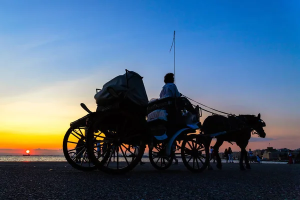 Vervoer paardrijden bij zonsondergang — Stockfoto