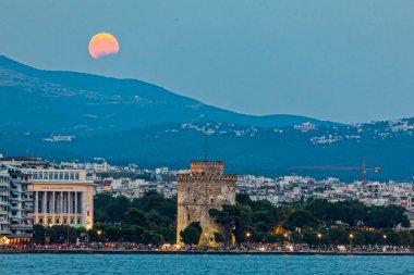 Tam kan ay ve güneş tutulması fırın kule Thessaloniki, Gr beyaz