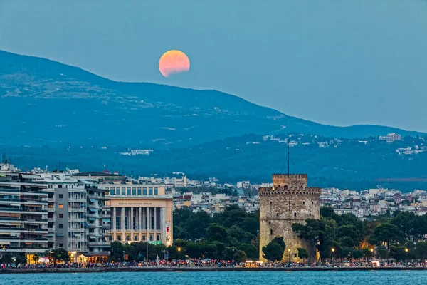 Volledig bloed maan en Eclipse Oven witte toren van Thessaloniki, G — Stockfoto