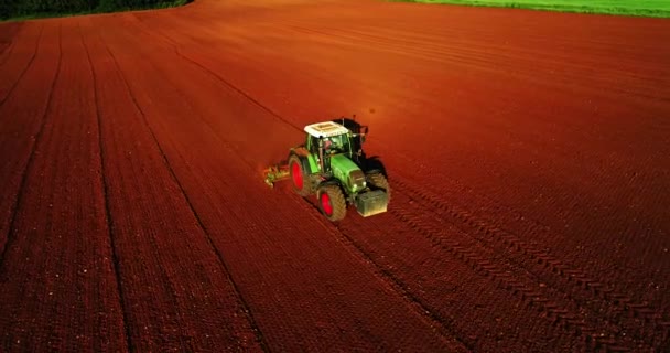 基尔基斯 2018年4月28日 农夫空中射击用拖拉机在农业领域播种 春季在农业领域工作的拖拉机 棉花籽 — 图库视频影像