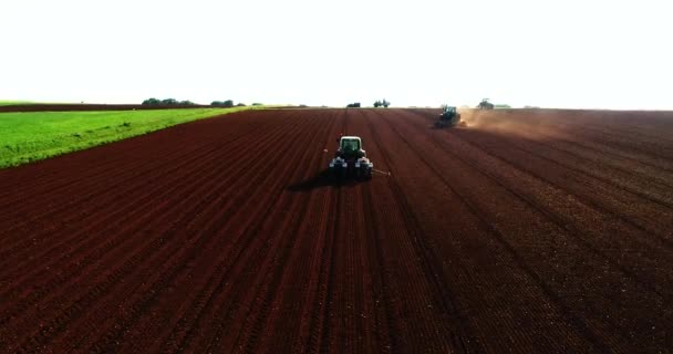 キルキス ギリシャ 2018 農業分野の播種にトラクターと農家の空中ショット 春の農業分野に取り組んでのトラクター 綿の種子 — ストック動画