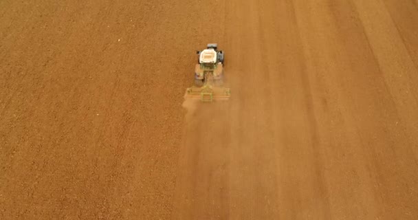 キルキス ギリシャ 2018 農業分野の播種にトラクターと農家の空中ショット 春の農業分野に取り組んでのトラクター 綿の種子 — ストック動画
