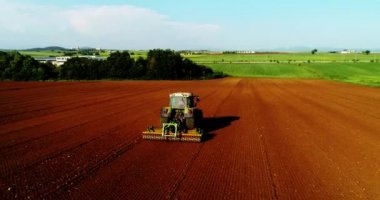 KILKIS, Yunanistan - 28 Nisan 2018: Hava bir kadeh çiftçi ile tarım alanı Ekim tarihinde bir traktör. Baharda tarım alanında çalışan Traktörler. Pamuk tohumu