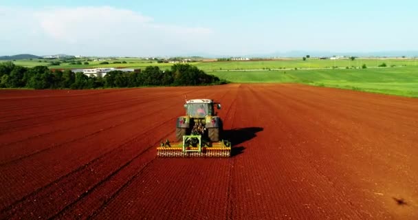 基尔基斯 2018年4月28日 农夫空中射击用拖拉机在农业领域播种 春季在农业领域工作的拖拉机 棉花籽 — 图库视频影像