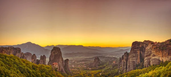 Landscape with monasteries and rock formations in Meteora, Greec — Stock Photo, Image