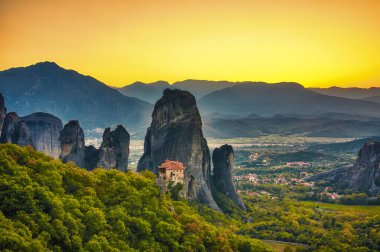 Meteora, Greec 'te manastır ve kaya oluşumlarıyla manzara