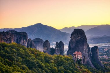 Meteora, Greec 'te manastır ve kaya oluşumlarıyla manzara