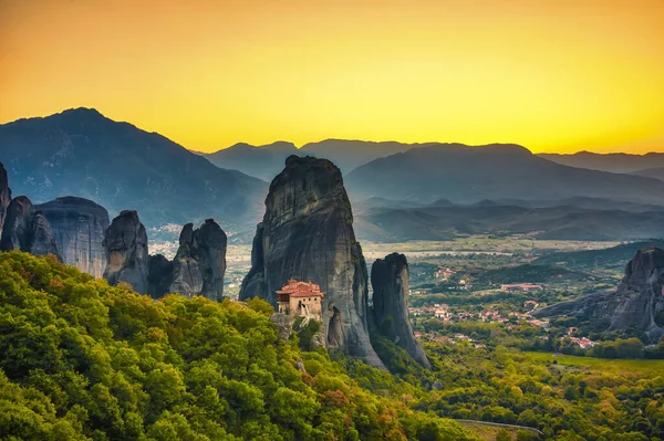 Landscape with monasteries and rock formations in Meteora, Greec — Stock Photo, Image