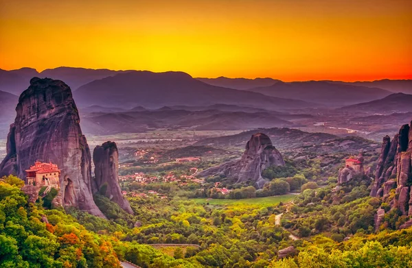 Paisagem com mosteiros e formações rochosas em Greec — Fotografia de Stock