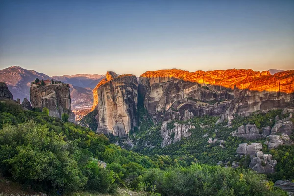 Paisagem com mosteiros e formações rochosas em Greec — Fotografia de Stock