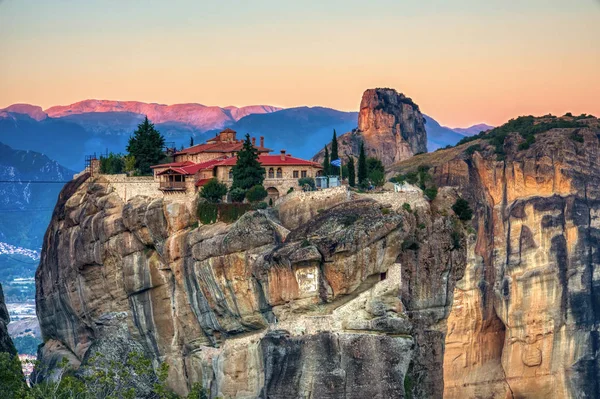 Пейзаж с монастырями и скалами в Метеоре, Греция — стоковое фото