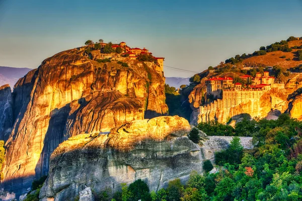 Landschaft mit Klöstern und Felsformationen in Meteora, Griechenland — Stockfoto