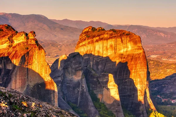 Paisagem com mosteiros e formações rochosas em Greec — Fotografia de Stock