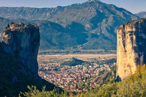 希腊Meteora有修道院和岩层的景观 — 图库照片