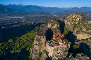 Yunanistan 'ın Meteora kentindeki Varlaam Manastırı' ndan hava manzarası