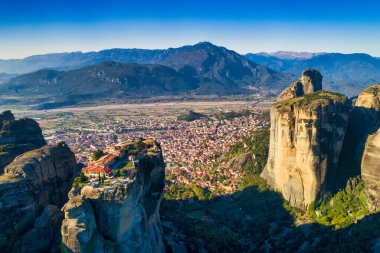 Meteora 'daki Kutsal Üçleme Manastırı' ndan gökyüzü görüntüsü, G