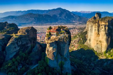 Meteora 'daki Kutsal Üçleme Manastırı' ndan gökyüzü görüntüsü, G