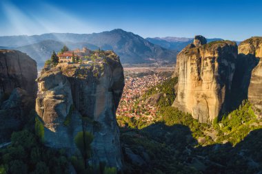 Meteora 'daki Kutsal Üçleme Manastırı' ndan gökyüzü görüntüsü, G