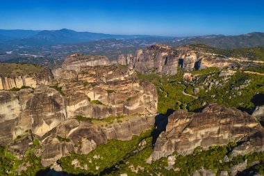Meteora, Greec 'te manastır ve kaya oluşumlarıyla manzara