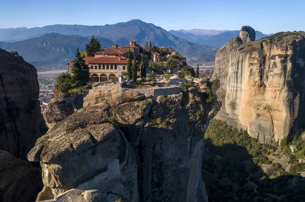 Vanuit de lucht vanuit het klooster van de Heilige Drie-eenheid in Meteora, G — Stockfoto