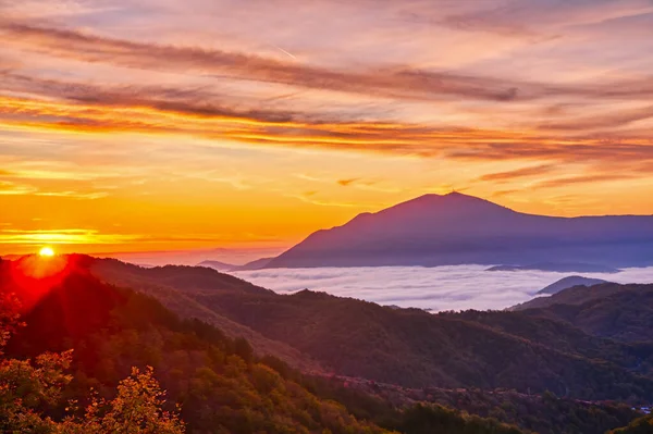 Increíble amanecer sobre el paisaje nublado . — Foto de Stock