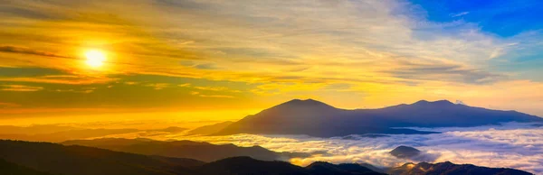 Increíble amanecer sobre el paisaje nublado . — Foto de Stock