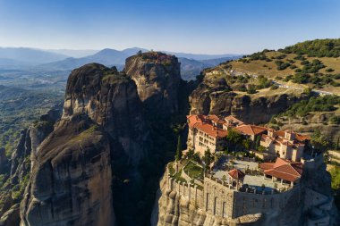 Yunanistan 'ın Meteora kentindeki Varlaam Manastırı' ndan hava manzarası