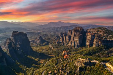 Yunanistan 'ın Meteora kentindeki Rousanou Manastırı' ndan hava manzarası