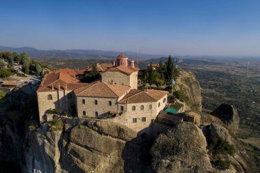 Yunanistan 'ın Meteora kentindeki Varlaam Manastırı' ndan hava manzarası