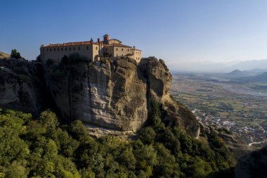 Yunanistan 'ın Meteora kentindeki Varlaam Manastırı' ndan hava manzarası