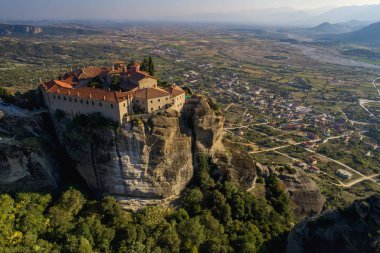 Yunanistan 'ın Meteora kentindeki Varlaam Manastırı' ndan hava manzarası