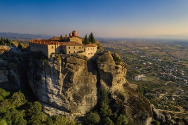 Yunanistan 'ın Meteora kentindeki Varlaam Manastırı' ndan hava manzarası