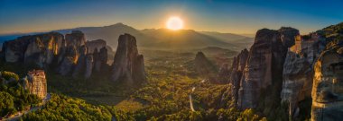 Meteora, Greec 'te manastır ve kaya oluşumlarıyla manzara