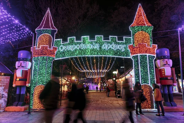 Το Χριστουγεννιάτικο χωριό "Ονειρούπολη" το βράδυ στη Δράμα, βόρεια — Φωτογραφία Αρχείου