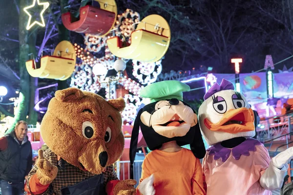 Le village de Noël "Oneiroupoli" en soirée à Drama, au nord — Photo