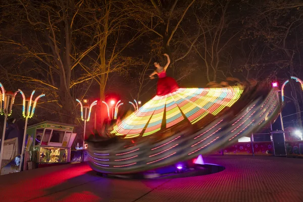 Het kerstdorp "Oneiroupoli" in de avond in Drama, noorden — Stockfoto