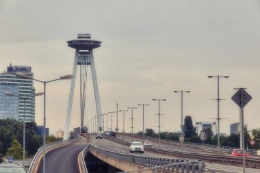 Yeni Köprü 'yü Danude Nehri' nin havadan panoramik görünümünden geçir