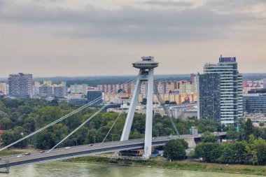 Yeni Köprü 'yü Danude Nehri' nin havadan panoramik görünümünden geçir
